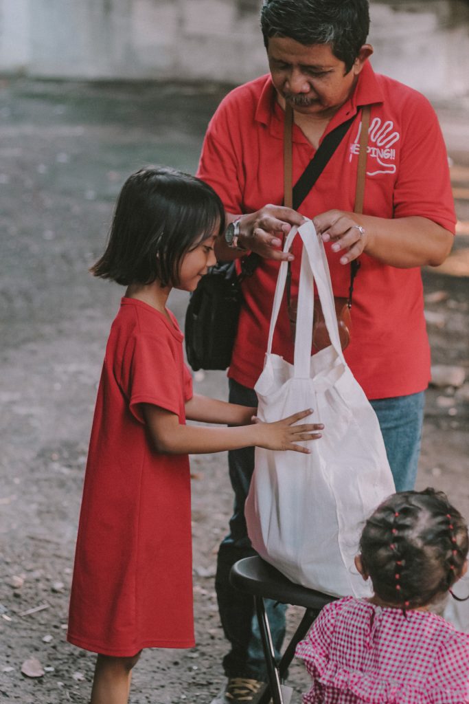 Helping Berbagi Bersama Anak Jalanan di Kolong Fly Over