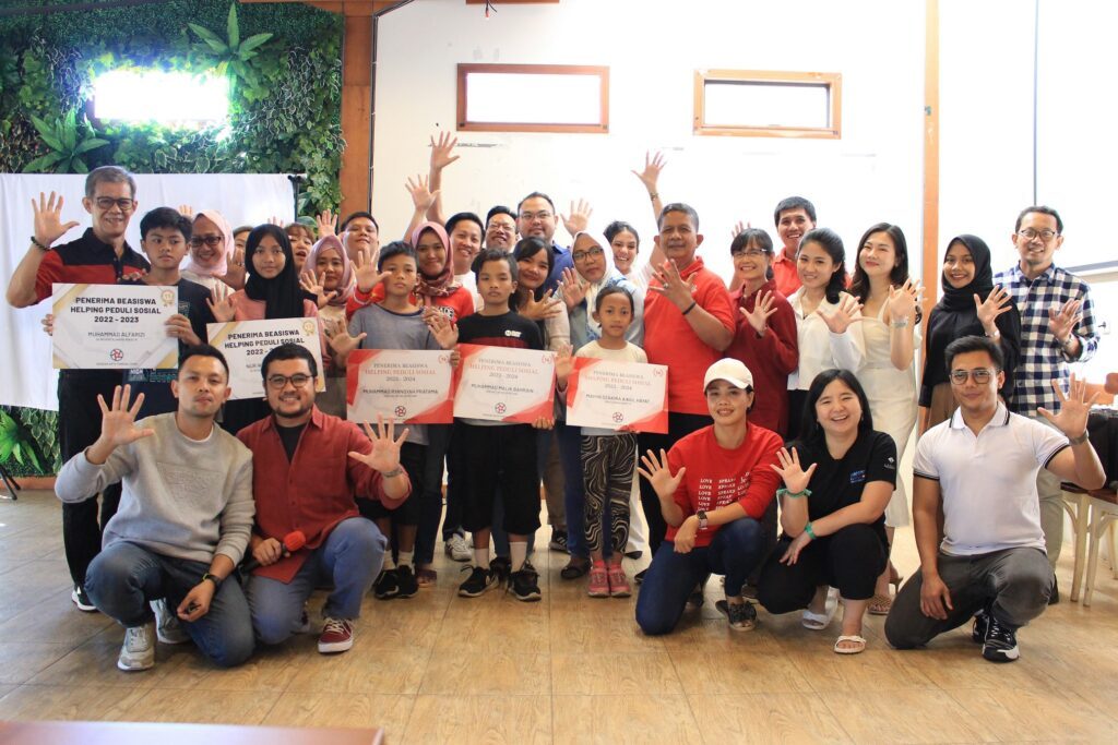HELPING Peduli Sosial memperingati HUT ke-16 dengan memberi Bantuan Dana Pendidikan