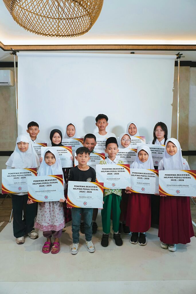 Penyerahan Beasiswa HELPING Peduli Sosial kepada 14 Murid setingkat SD-SMP-SMA