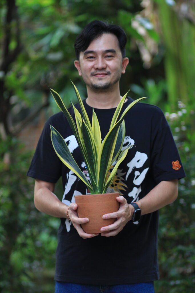 Bakti Sosial HELPING Peduli Sosial berupa pembagian tanaman Sansevieria kepada para Relawannya
