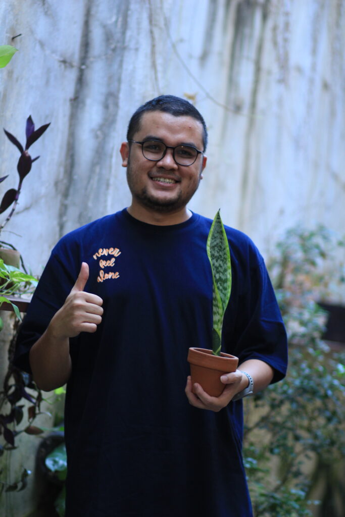 Jamez Holong: “…pergerakan kecil untuk memulai dengan menanam tanaman yang sangat baik untuk mereduksi polutan”