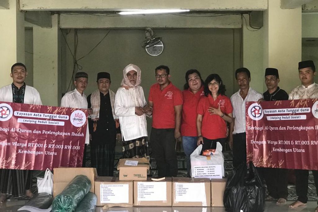 Berbagi Al-Qur’an dan perlengkapan ibadah