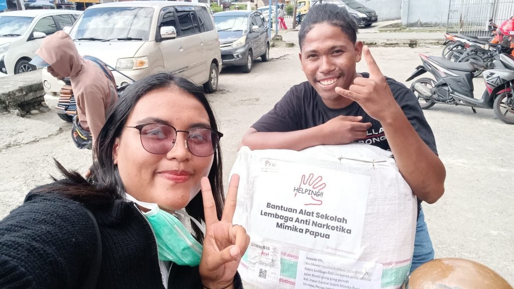 Bantuan Alat Tulis Sekolah HELPING PEDULI SOSIAL untuk Adik-adik di Mimika Papua